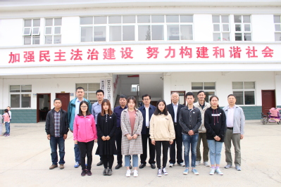 关工委老领导与座谈员工合影